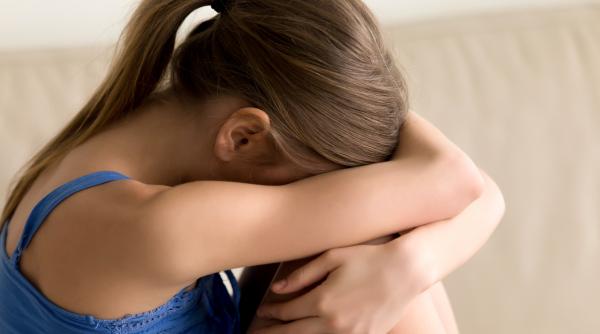 Anglia. Un român și-a torturat iubita și a obligat-o să înghită inelul de logodnă: „Te voi forța să fii cu 100 de bărbați până leșini!”