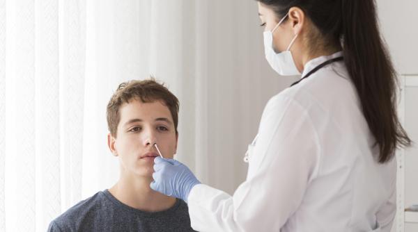 Bețele pentru probe nazale COVID, spălate și refolosite pe un aeroport. Peste 9.000 de pasageri, înșelați