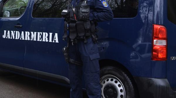 Jandarm român, înjunghiat în timp ce încerca să imobilizeze un bărbat ce ameninţa că se aruncă de la etaj