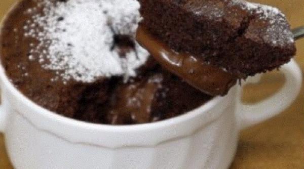Prăjitură de ciocolată, la cană. Un desert absolut delicios, gata în cinci minute. Are doar 140 de calorii