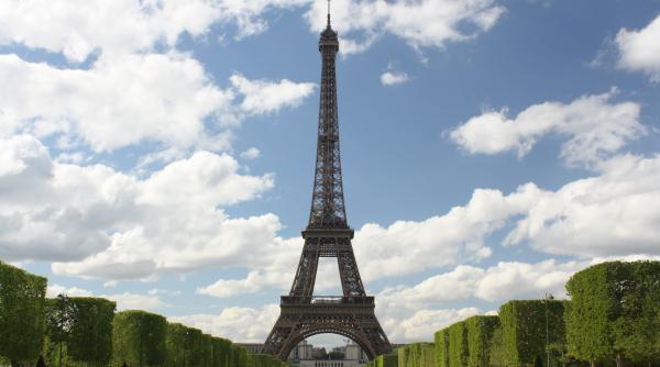 Turnul Eiffel împlineşte azi 132 de ani. Povestea monumentului şi a legăturii românilor cu acesta