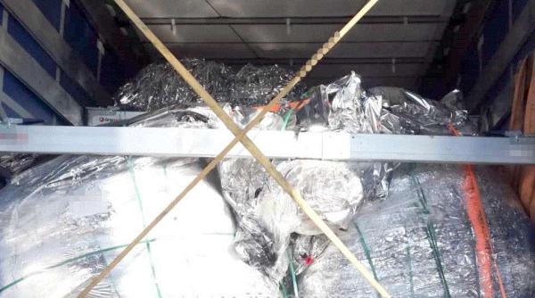 Două camioane, oprite la frontiera României. Erau încărcate cu tone de deșeuri din material plastic și cauciucuri uzate