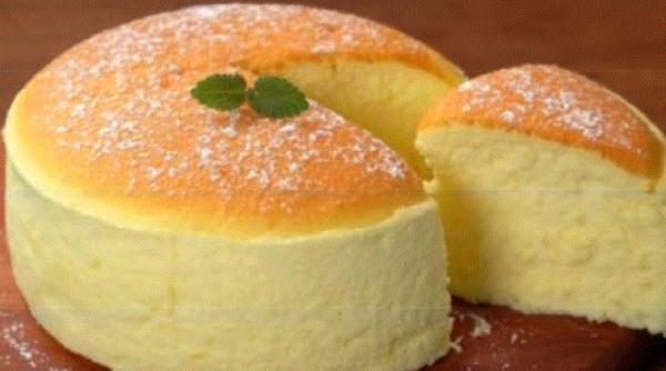 Prăjitură pufoasă cu iaurt. O porție are doar 95 de calorii. Rețeta pas cu pas a unui desert de vis 