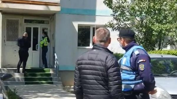Fetiţă româncă de 3 ani, sechestrată de tată într-un apartament. Era înarmat cu un cuţit şi a bătut-o pe soţie şi pe soacră