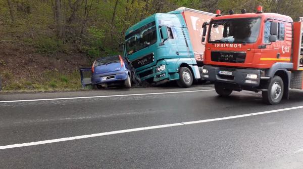 Român de 20 de ani, mort într-un Fiat strivit de TIR: A fost proiectat prin parbriz