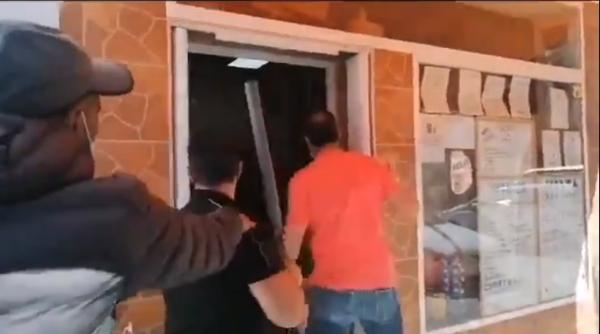 Român, PERICOL PUBLIC în Spania: A distrus mașini cu un lanț, apoi a intrat cu cuțitul în magazin. „Era complet ieșit din minți“ (VIDEO)