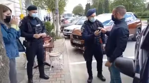 Un tânăr român și-a cerut iubita în căsătorie în timp ce era „săltat“ de jandarmi