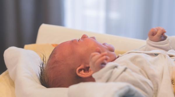 Marea Britanie. O fetiță s-a născut în timp ce mama ei era în comă, infectată cu Covid-19