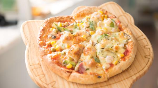 Pizza de casă cu șuncă și cașcaval. Cea mai delicioasă rețetă de pizza din doar trei ingrediente