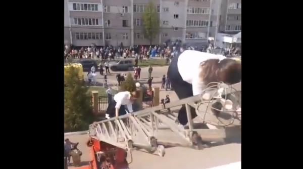 Atac armat într-o şcoală din Rusia. Zeci de elevi împuşcaţi de doi indivizi - Imagini VIDEO cu evacuarea şcolii