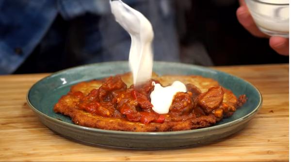 Clătite de cartofi în stil maghiar. Uită de cartofii prăjiți! Iată rețeta simplă pentru o gustare sățioasă sau o garnitură deosebită