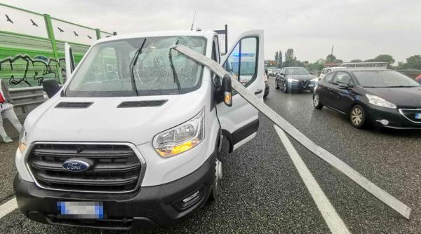 Italia. Șofer român la un pas de MOARTE, după ce o bară metalică s-a înfipt în parbriz în mers