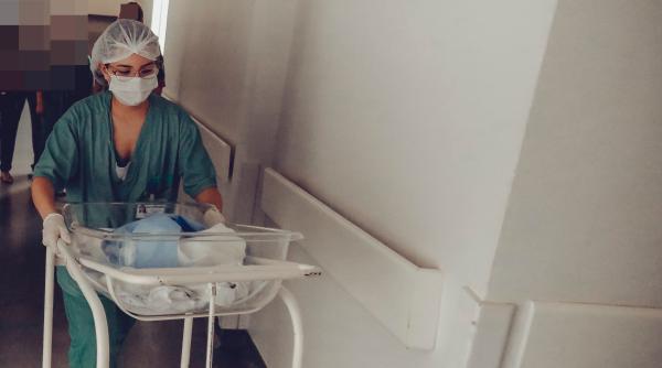 Bebeluş român, lovit în somn de tatăl său. Copilul, în stare gravă la spital