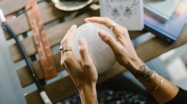 Horoscop Luna Nouă conjunctă cu Lilith. Furii și neputințe până la eclipsa de Soare. Ce ne aduce cea mai întunecată energie a zodiacului