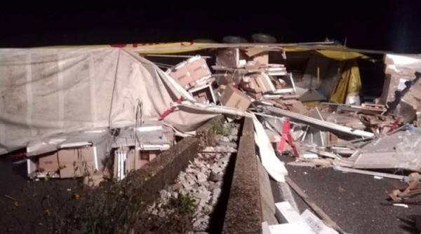 Italia. Camion, condus de un șofer român, s-a răsturnat. Mobilierul din mastodont s-a împrăștiat pe carosabil