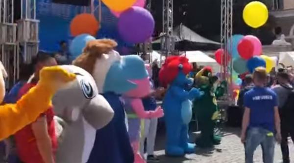 Italia. Mai multe persoane, îmbrăcate în mascote, au protestat la Roma. Oamenii cer redeschiderea parcurilor de distracții: Eliberați zâmbetul