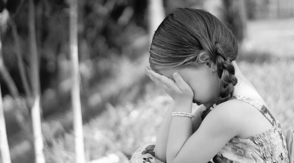 Un bărbat şi-a violat fiica de 11 ani, în timp ce mama ei muncea în străinătate. Polițiștii l-au reținut