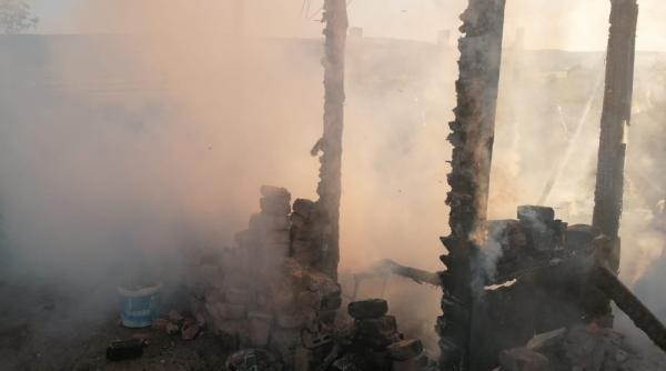 Un român, tată a patru copii, răpus de cancer, a ars în sicriu în timpul priveghiului