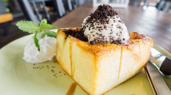 Budincă de pâine, rețeta veche a bunicii. Nu mai arunca pâine uscată și prepară desertul ideal pentru toată familia!