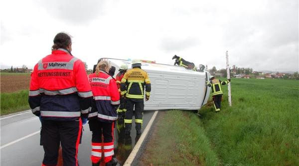 Germania. Microbuz condus de un român de 20 de ani, răsturnat pe autostradă