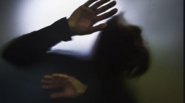 Italia. Badantă româncă, bătută cu parul în toiul nopții de fostul partener: Venise să fure din locuința unde femeia lucra