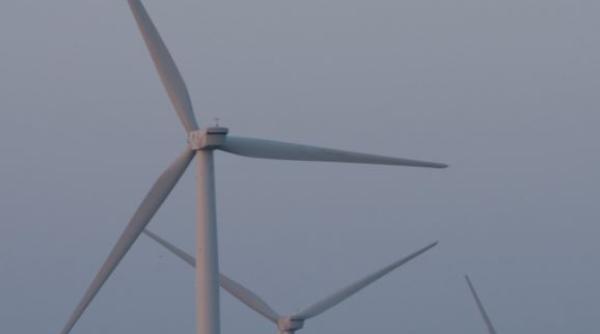 Un tânăr a decedat, după ce a rămas blocat într-o turbină eoliană