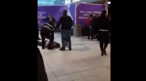 11 români au fost arestați în urma bătăii generale de pe aeroportul Luton din Londra