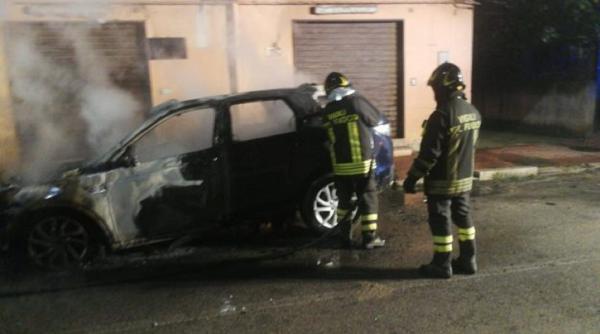 Italia. Mașinile a doi muncitori români, tată și fiu, incendiate noaptea trecută