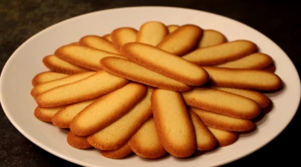 Limbi de pisică, cele mai subțiri și fine fursecuri pe care le pregăteau bunicile. Rețeta va urca rapid în topul preferințelor tale