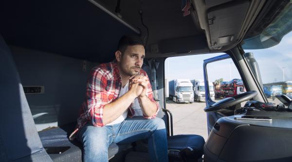 Coșmarul șoferilor români de TIR, deveniți ținta hoților și a imigranților: „Suntem singuri, nu ne ajută nimeni!”