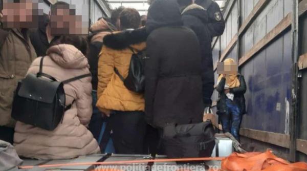 Șofer turc, la volanul unui tractor, oprit în vama Nădlac. Bărbatul care transporta aparatură electronică, luat la întrebări de polițiști