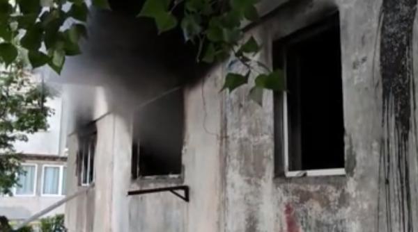 17 români, dintre care 5 copii, evacuați în urma unui incendiu izbucnit într-un apartament