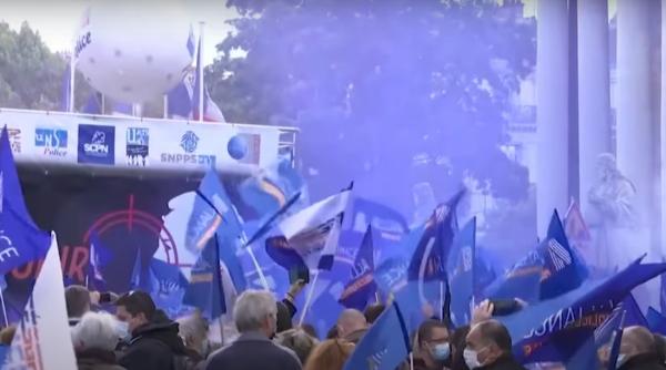 Franţa. PROTEST masiv la Paris. Poliţiştii şi ministrul de Interne au ieşit în stradă, după moartea unui agent - VIDEO