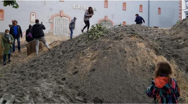 Alertă în Germania: Bombă uriașă, detonată lângă un loc de joacă pentru copii. Zeci de mii de oameni, evacuați