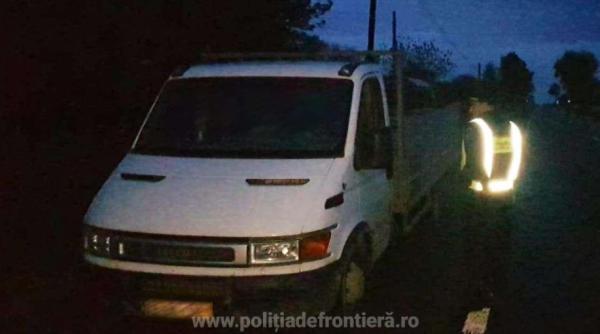 Autoutilitară cu asigurare portugheză falsificată, oprită în trafic. Șoferul a rămas pieton 