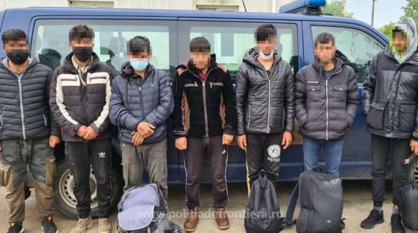 Opt persoane, reținute de polițiștii români, după ce au traversat, ilegal, Dunărea
