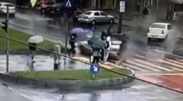VIDEO - Momentul în care doi tineri din Galați sunt LOVIȚI în plin de o mașină pe trecerea de pietoni