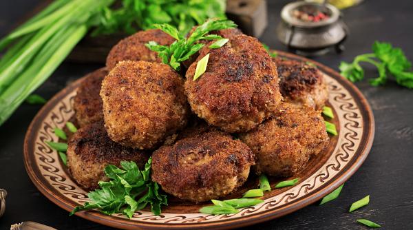 Chiftele din carne tocată cu usturoi, rețeta tradițională de la bunica. Secretul ca să iasă pufoase, fragede și suculente