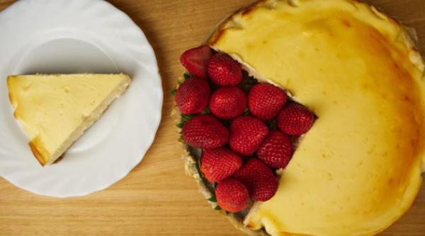 Prăjitură super cremoasă, fără făina și unt. O porție are doar 170 de calorii