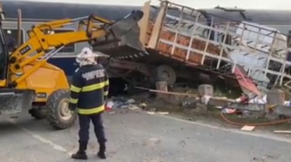Camion cu 70 de stupi de albine, spulberat de un tren de călători în județul Olt
