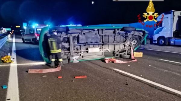 Italia. Microbuz plin cu români, accident GRAV lângă Padova. Un BMW a intrat în plin în ei