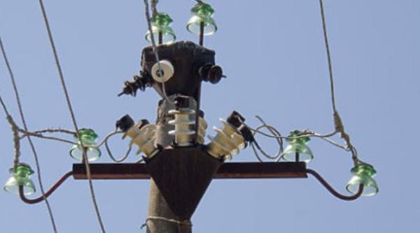 Un bărbat a murit electrocutat, în timp ce încerca să ia un zmeu agățat de firele de curent