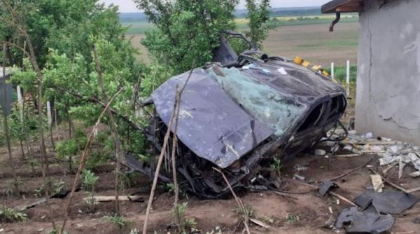 Accident rutier după o petrecere. Cinci tineri s-au răsturnat cu mașina și au lovit o casă  
