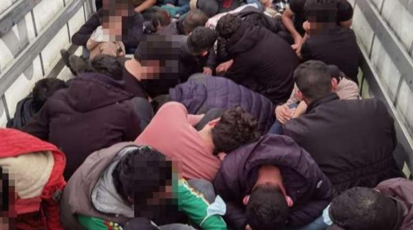 Automarfar, condus de un șofer turc, oprit la frontiera României. Zeci se persoane, descoperite ascunse printre marfa transportată