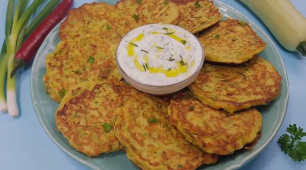 Blinî din dovlecei. O plăcintă delicioasă, ușor de preparat la tigaie, cu aluat de clătite: Vei uita de banalele chifteluțe