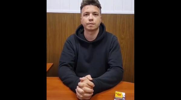 Jurnalistul Protașevici, cu fața plină de vânătăi, apare într-un video în care spune că este „tratat bine” (VIDEO)