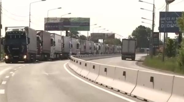 Aglomerație la frontierele din vestul țării. Cozi de kilometri: „Am mers 500 de metri în 2 ore jumate”