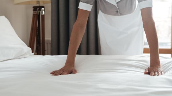 Italia. O tânără menajeră româncă și-a „crescut salariul” fără știrea pensionarului. A ajuns în arest