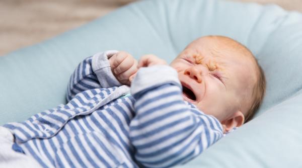 O mamă româncă şi-a ucis în bătaie bebeluşul de 2 luni, pentru că plângea. Tânăra și-a aflat sentinţa