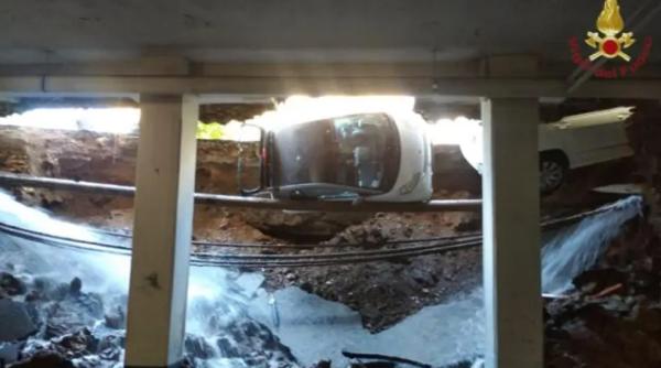Stradă prăbușită în Italia. Mașini înghițite la propriu de pământ